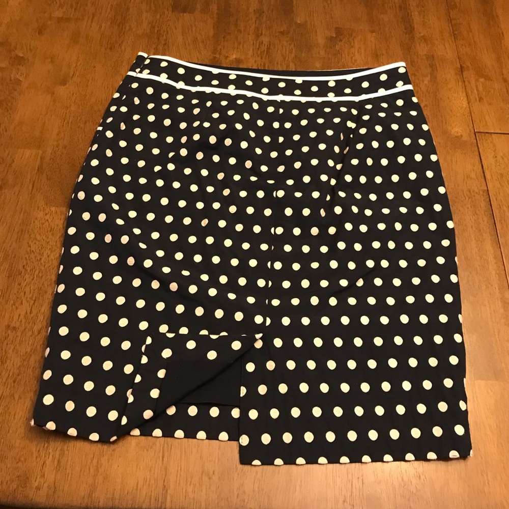 The Limited navy & white polka dot pencil skirt In size 8. - Picture 4 of 4